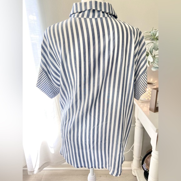 ☀️BNWOT Striped Print Button Up Shirt! - Picture 4 of 6